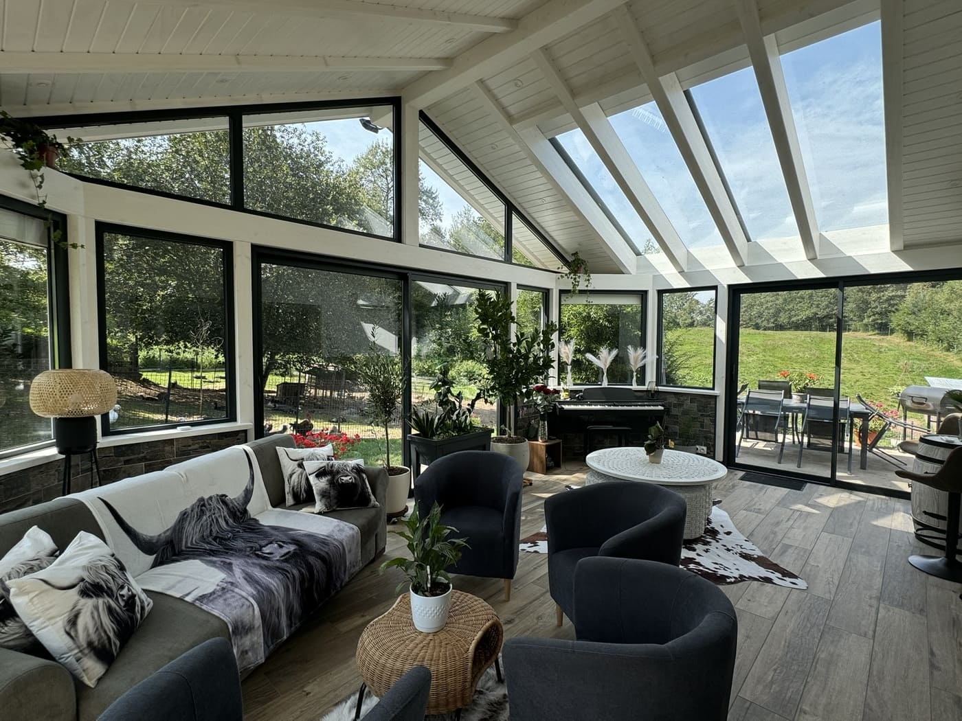 Veranda vue d'intérieur avec parquet et décoration vache